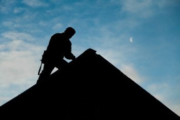 Gyprocwerken, Gevelbekleding, Totaalrenovaties van woningen, Vochtbestrijding, Kelderdichtingen, Plaatsen van binnen- en buiten deuren, Plaatsen van ramen, Totaal schrijnwerk binnen, Totaal schrijnwerk buiten in Viane, Oost-Vlaanderen